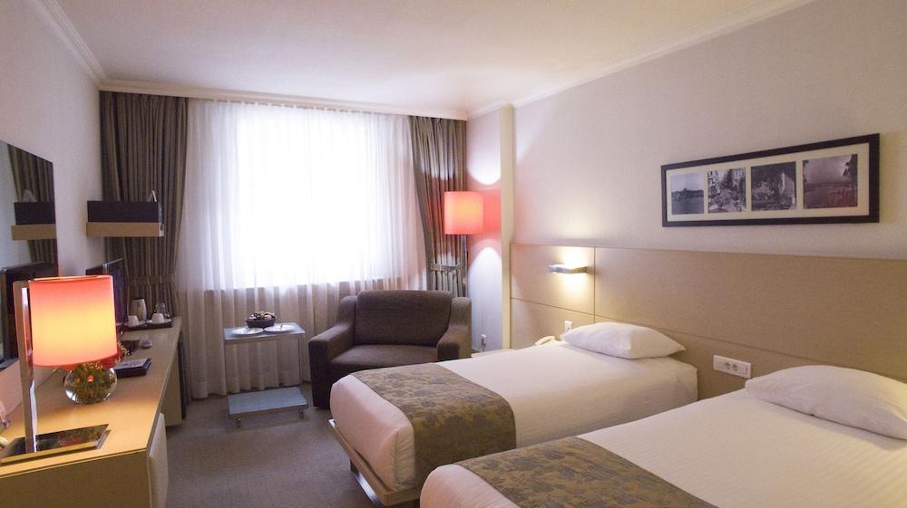 เอเรสซิน โฮเต็ล ทักซิม พรีเมียร์ Hotel อิสตันบูล ภายนอก รูปภาพ